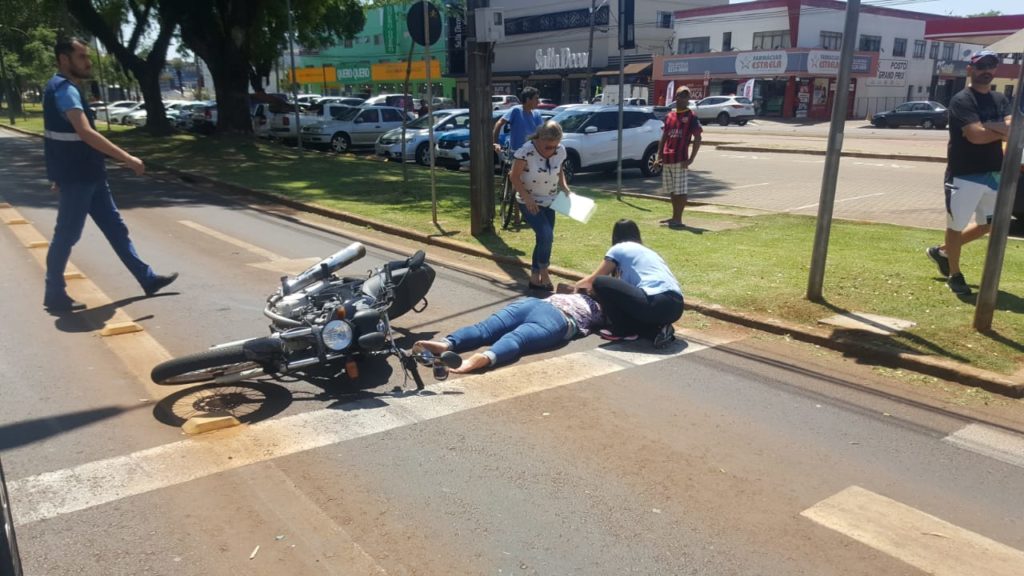 Mulher fica ferida em acidente entre carro e moto, na Avenida Brasil