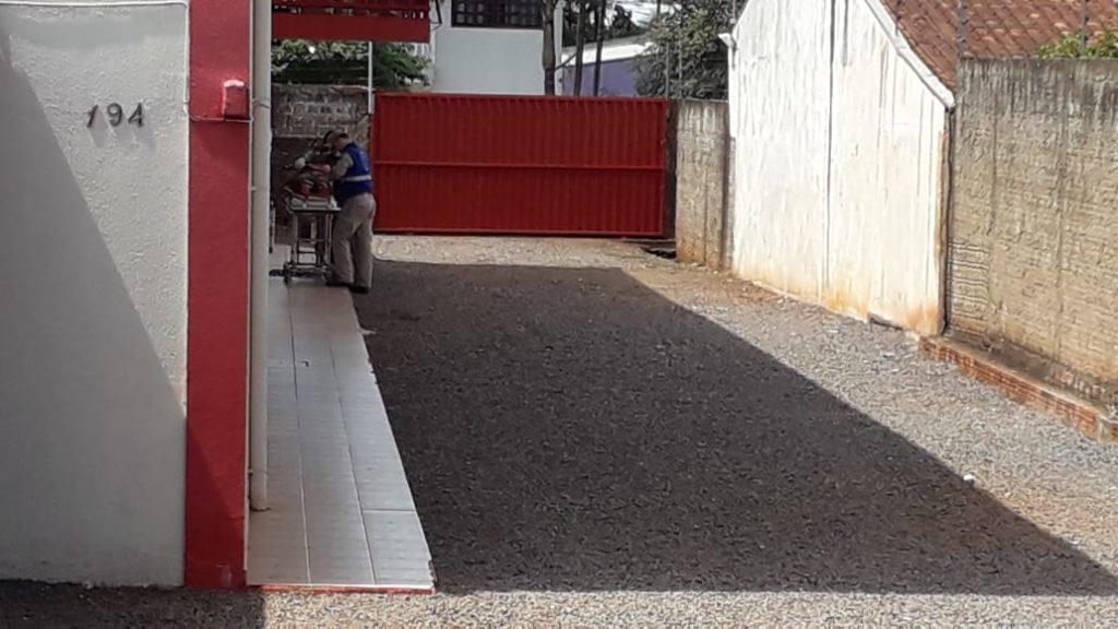 Bombeiros são acionados para atender vítima de queda