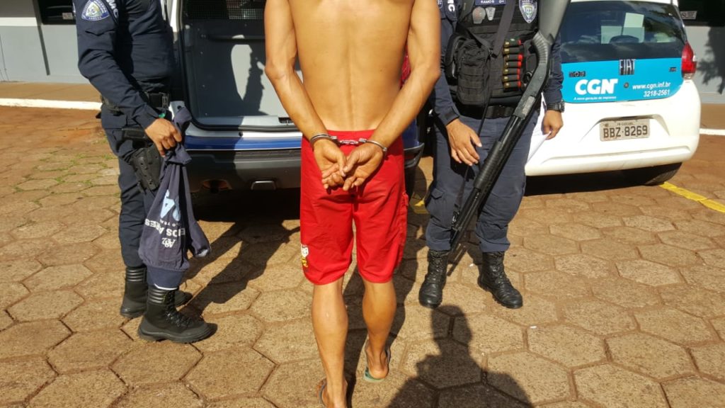 Procurado pelo crime de porte de arma de fogo, homem é detido pela GM