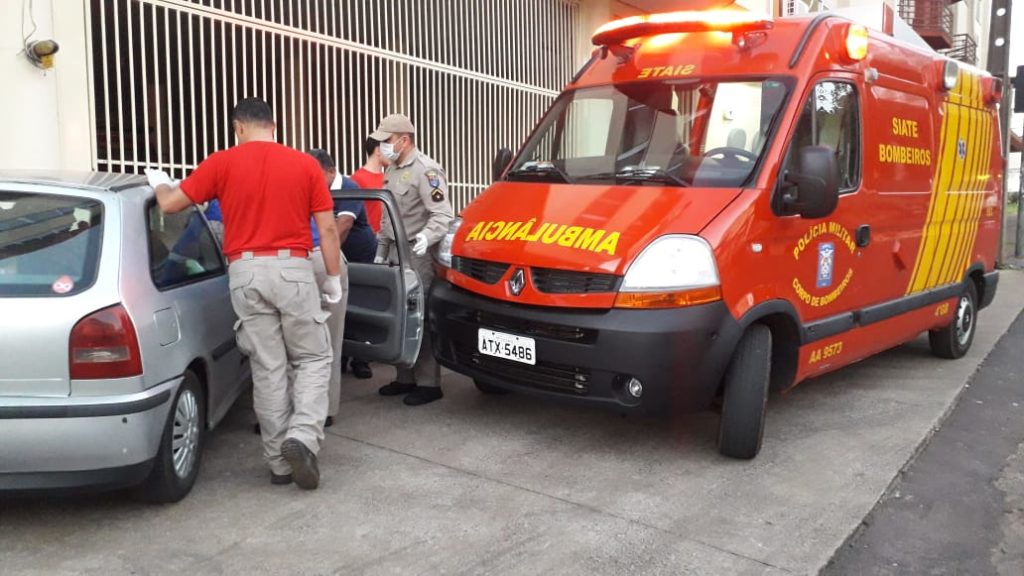 Homem ferido por faca é socorrido no quartel dos Bombeiros