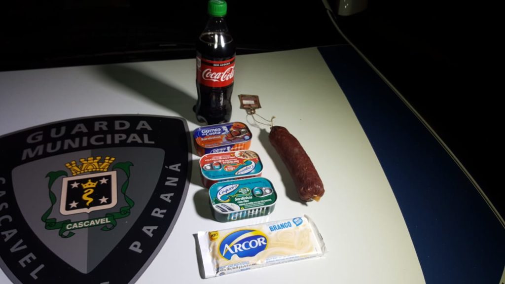 Homem é flagrado enquanto furtava produtos em supermercado no Floresta