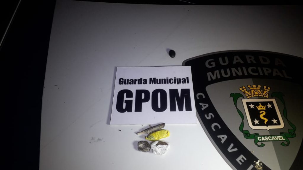 Dupla é detida com maconha e cocaína no Bairro Cataratas