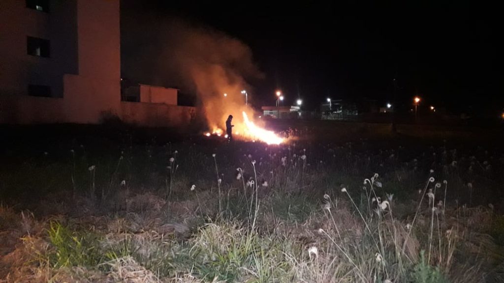 Bombeiros combatem incêndio em vegetação ao lado de central de gás, na região da FAG