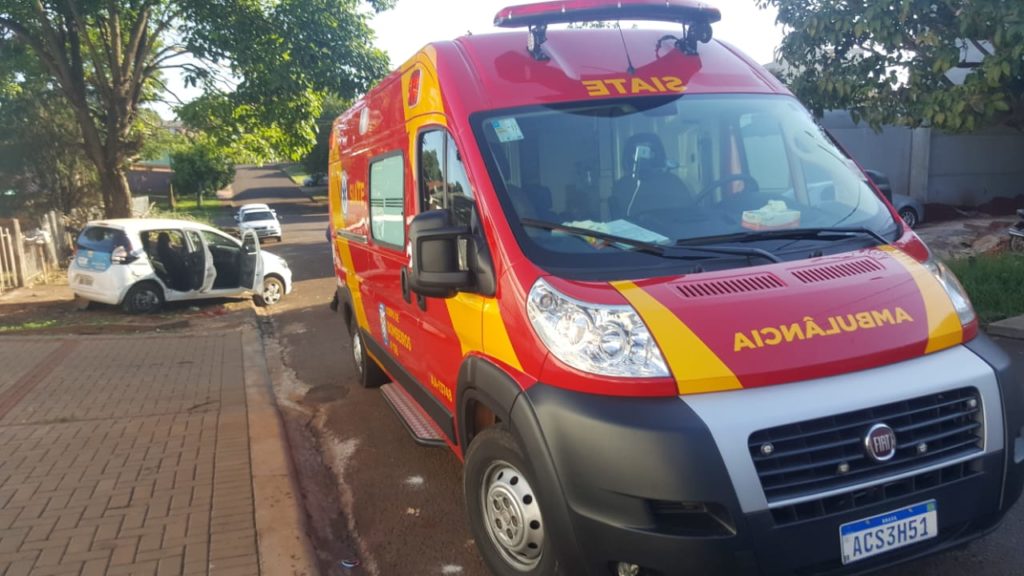 Carros batem e um deles capota por aproximadamente 50 metros, no Jardim Nova York