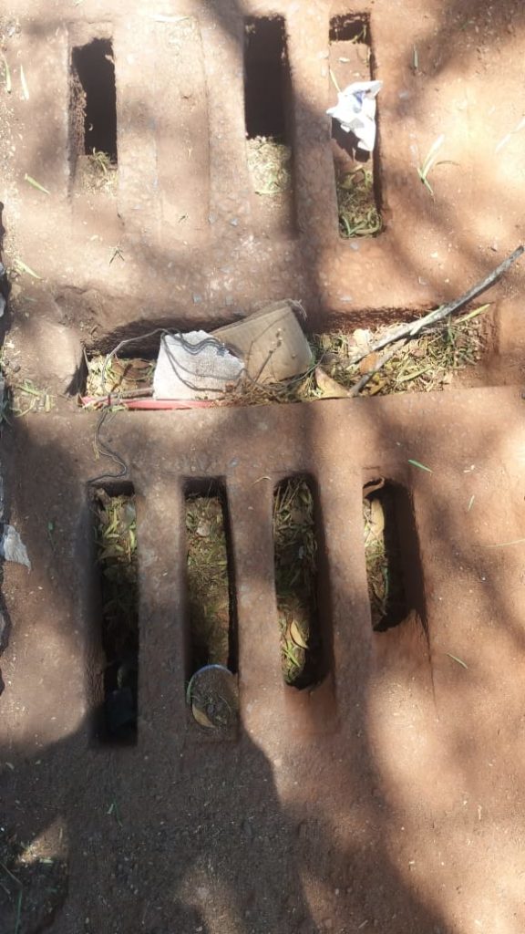 Moradora reclama de bueiro com sujeira
