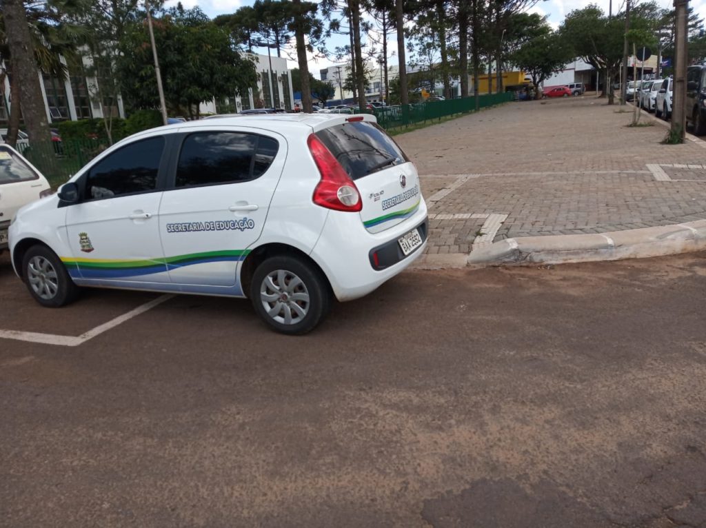 Carro de Secretaria de Educação para em acesso de cadeirantes