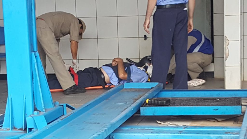 Homem sofre queda de rampa de posto de combustíveis e precisa de socorro