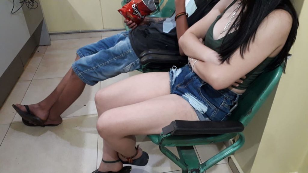 Adolescentes são flagrados com moto furtada e pé de maconha