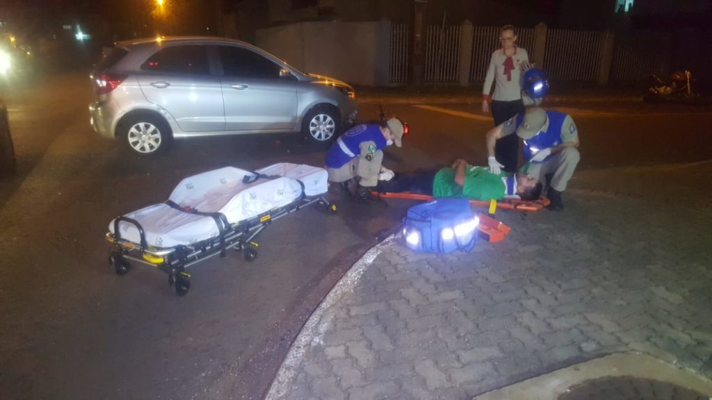 Motociclista fica ferido após colidir com carro na Rua Ponta Grossa