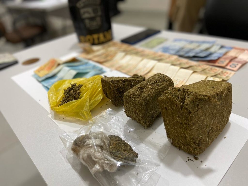 PM realiza prisão por tráfico de drogas, em Sarandi