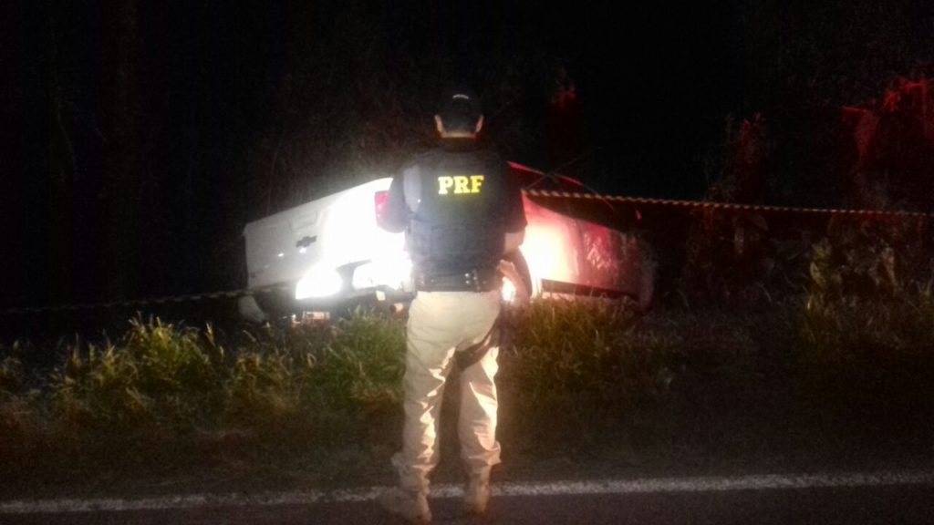 Homem morre após caminhonete bater contra árvore