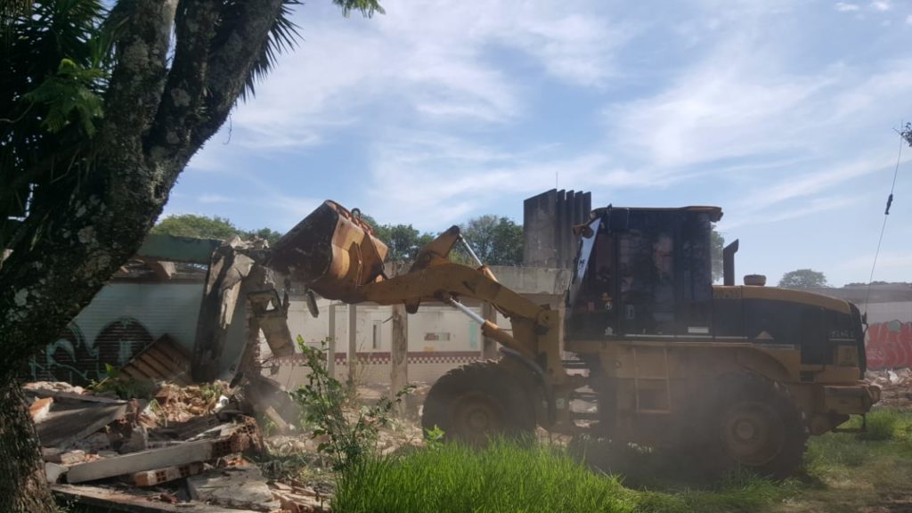 Ação é realizada em ruínas de colégio; foco são andarilhos e usuários de drogas