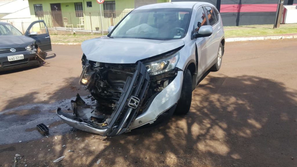 Carros batem em cruzamento do Bairro Canadá