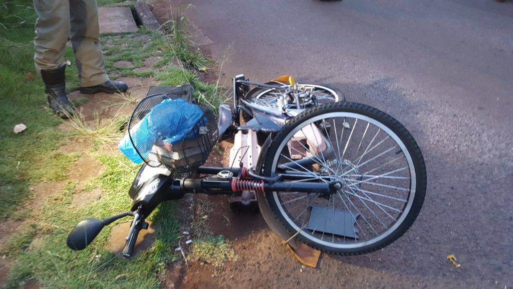 Ciclista é atingido por carro no Bairro Santa Cruz