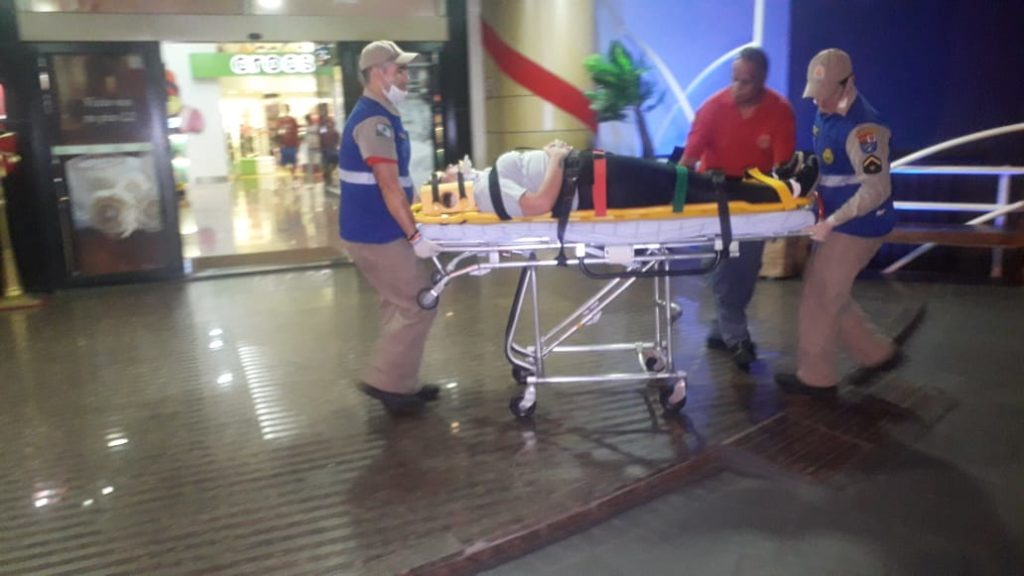 Jovem é socorrida pelo Corpo de Bombeiros no Shopping JL