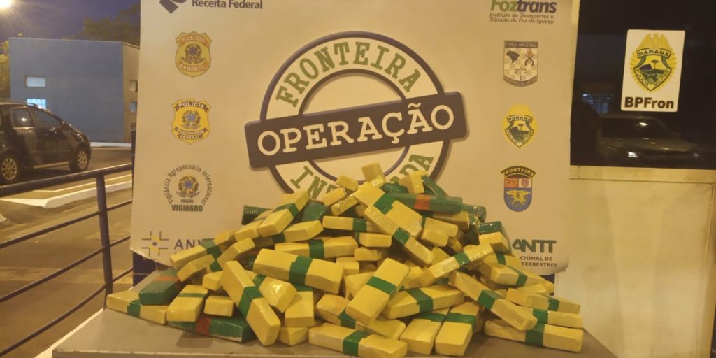 Veículo paraguaio é apreendido com maconha na Ponte da Amizade