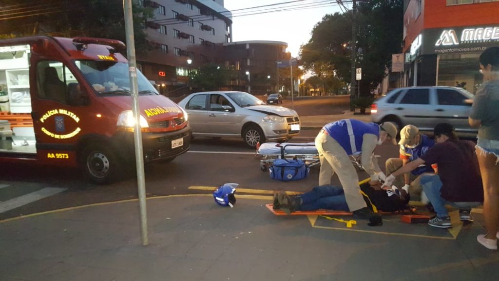 Jovem fica ferido ao se envolver em acidente na Rua Paraná