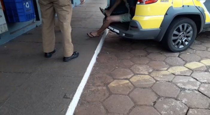 Após ameaçar a mãe, homem é detido pela Polícia Militar no Bairro Interlagos Imagem referente a Após ameaçar a mãe, homem é detido pela Polícia Militar no Bairro Interlagos