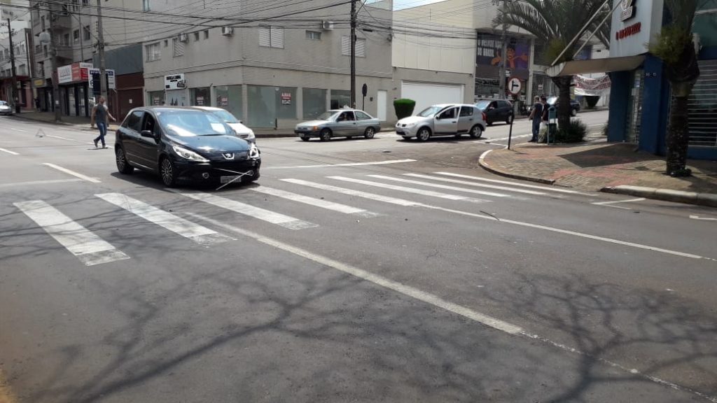 Carros batem na Rua Erechim, no Centro