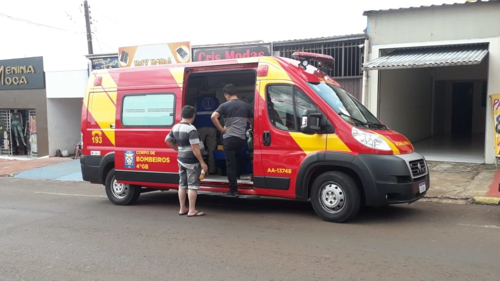 Jovem tem esmagamento de dedos após prender a mão em cilindro elétrico