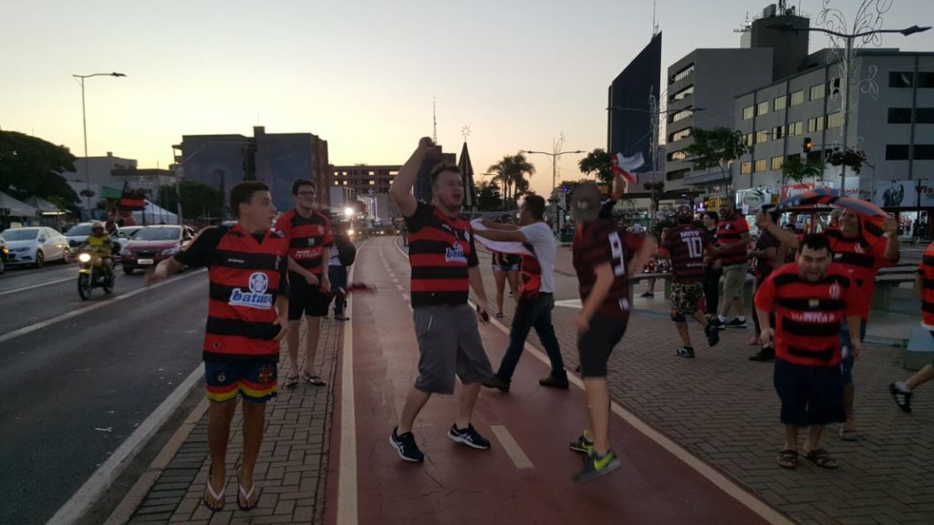 Torcedores do Flamengo comemoram título da Libertadores no Centro de Cascavel