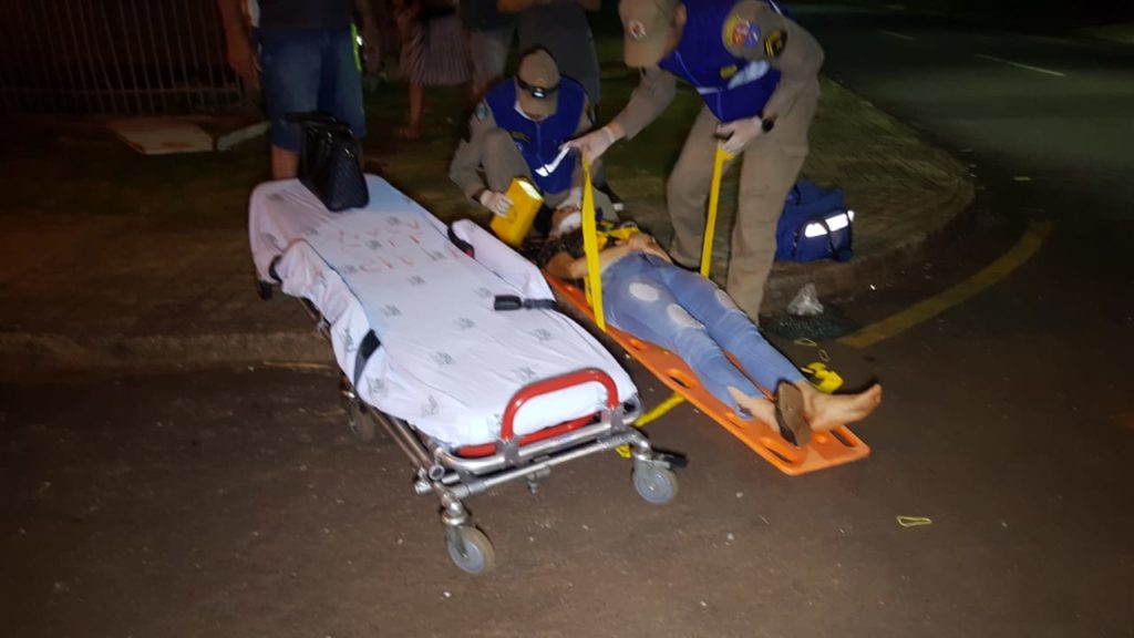 Carro e moto sem envolvem em batida e mulher fica ferida
