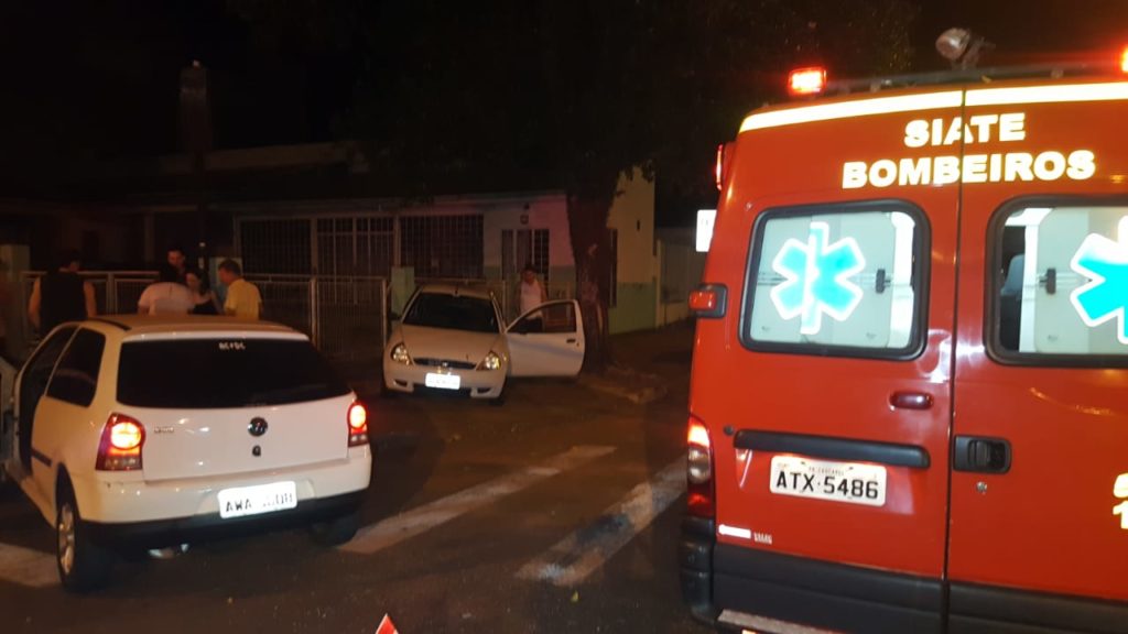 Batida entre carros é registrada na Rua Pernambuco
