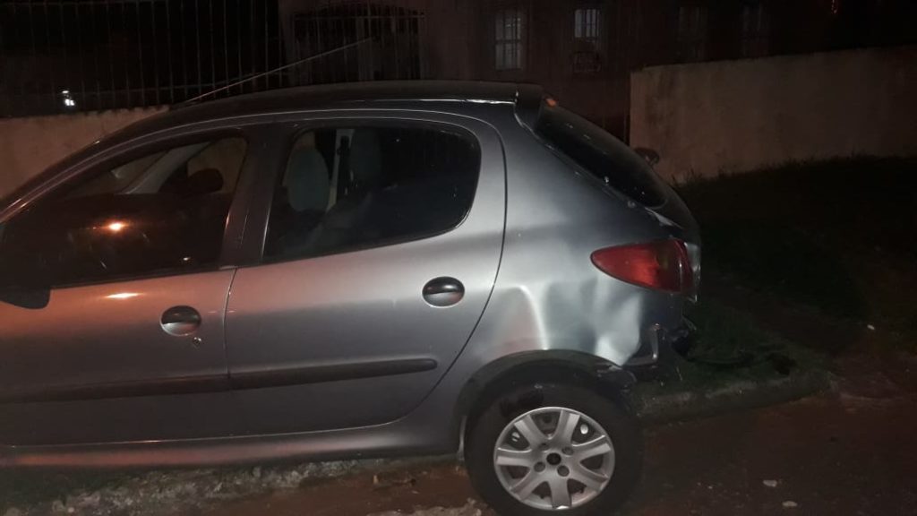 Mulher tenta identificar motorista de automóvel que bateu contra carro estacionado