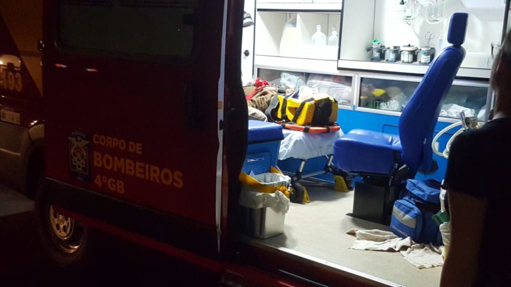 Motociclista fica ferido em acidente na Rua Carlos de Carvalho