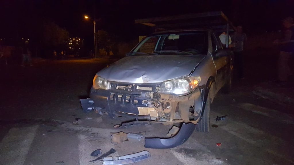Strada e moto batem em cruzamento no Bairro Interlagos