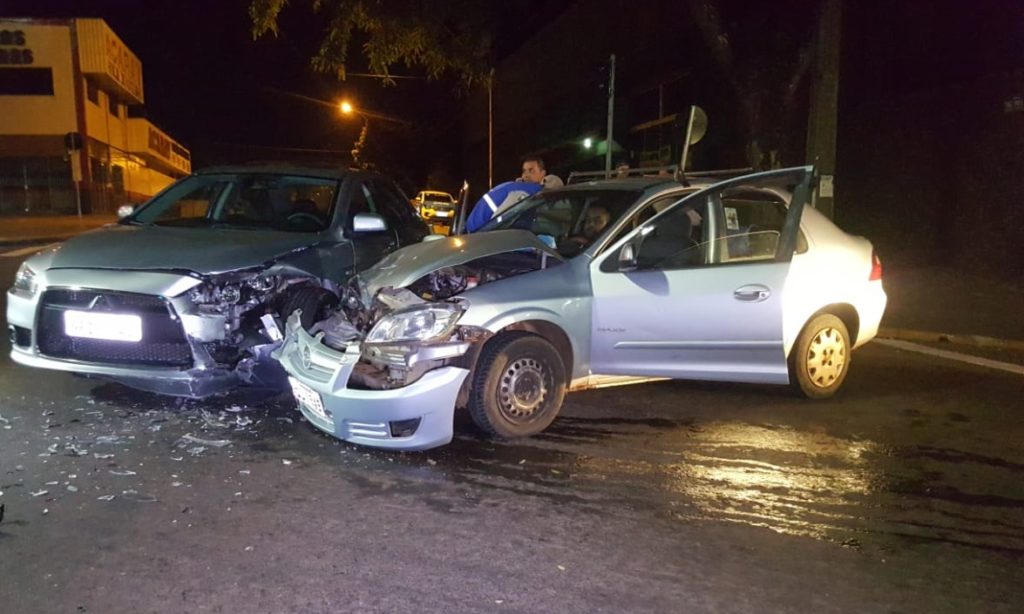 Acidente de trânsito é registrado na Av. Tancredo Neves