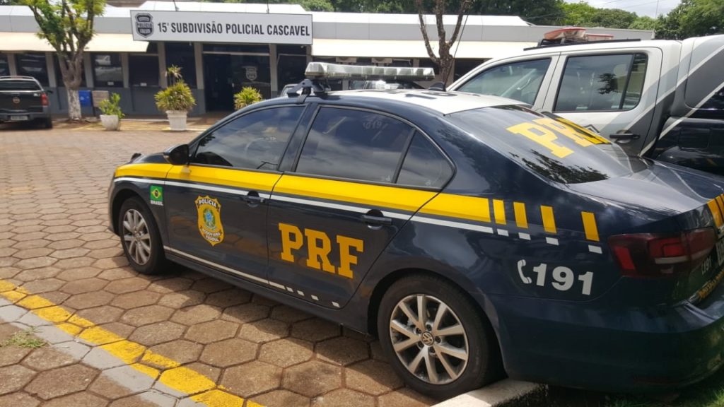 PRF apreende Jeep com cigarros contrabandeados durante abordagem em Cascavel