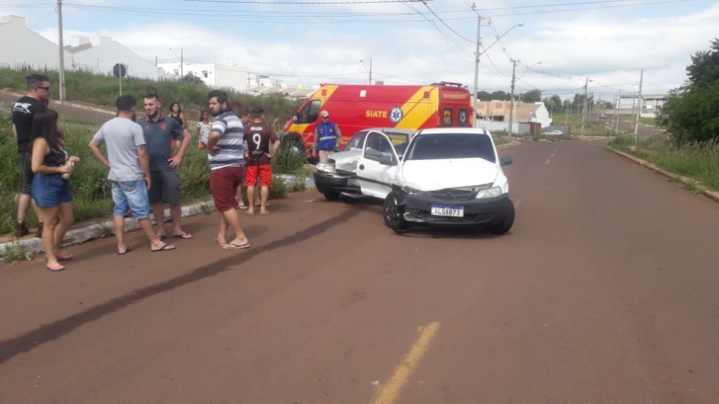 Mulher se fere em batida entre carros no Mantovani