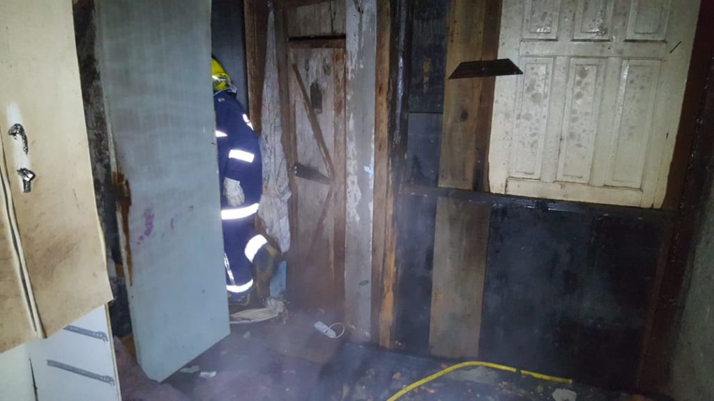 Incêndio em quarto de casa é registrado no Bairro Interlagos