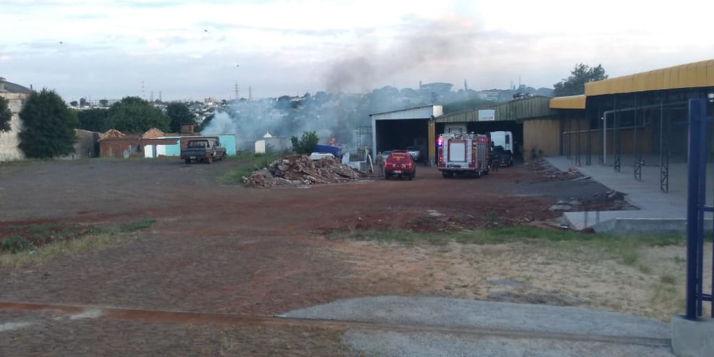Bombeiros são mobilizados para combate de suposto incêndio em edificação, às margens da BR-277