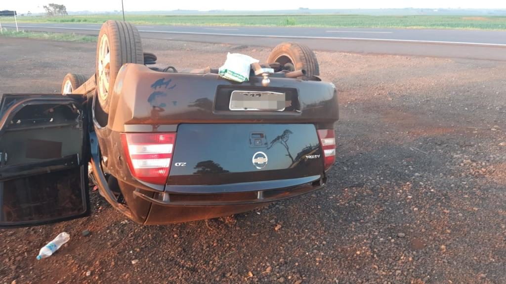 Carro carregado com agrotóxicos capota na BR-163, entre Guaíra e Mercedes
