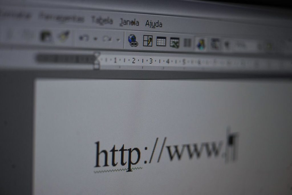 Criador da WWW propõe contrato para “consertar” internet