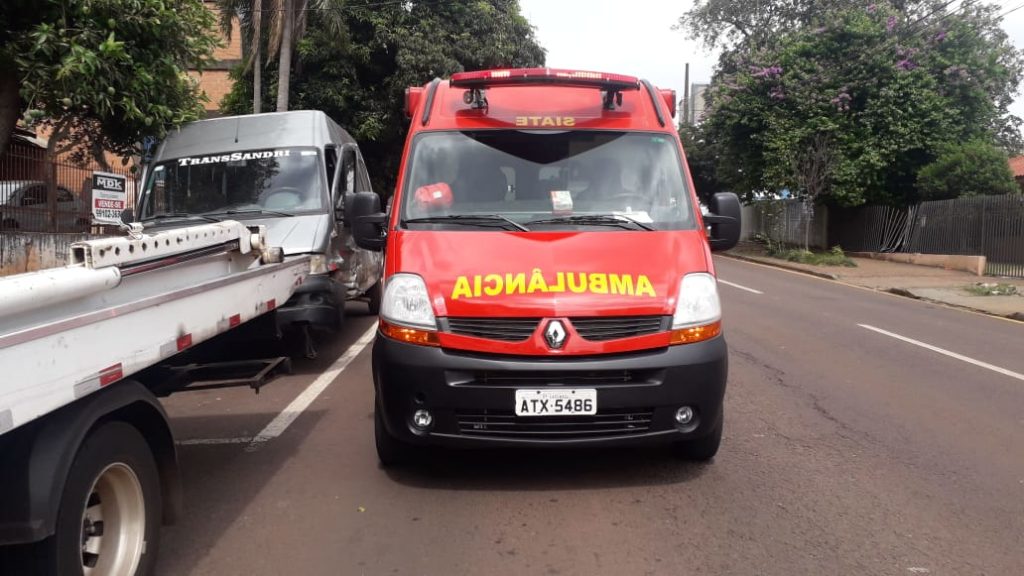 Homem tem dedo esmagado por pneu de van na Rua Recife