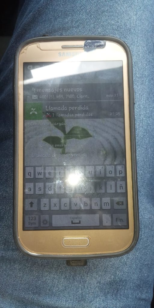 Motorista de aplicativo procura dono de celular esquecido em carro