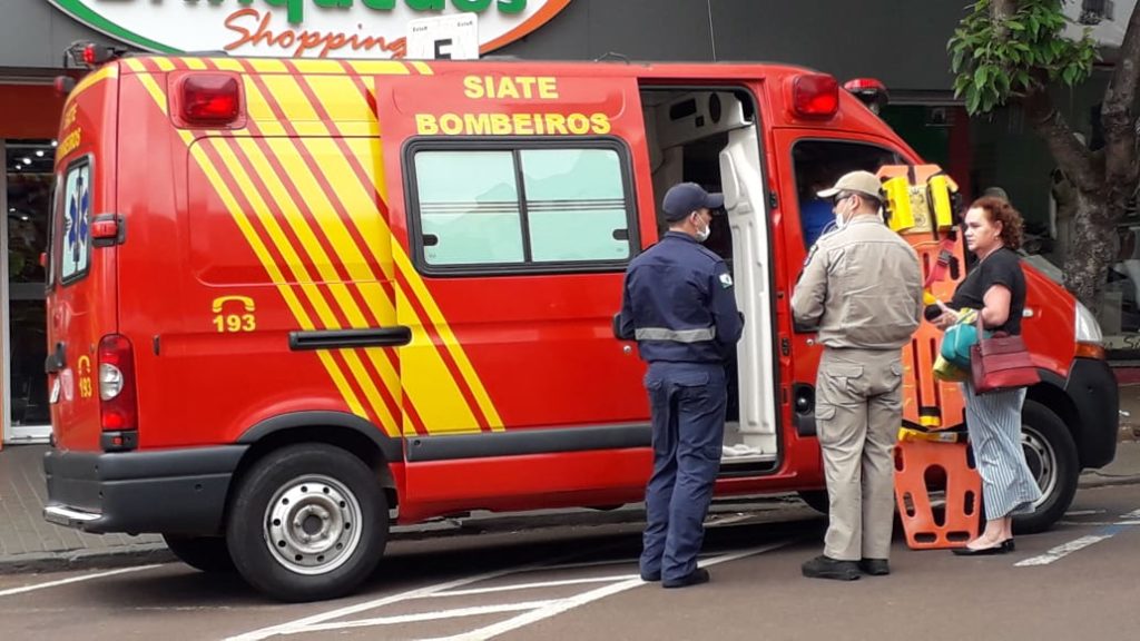 Gestante é socorrida pelo Siate ao sofrer queda na Rua Souza Naves