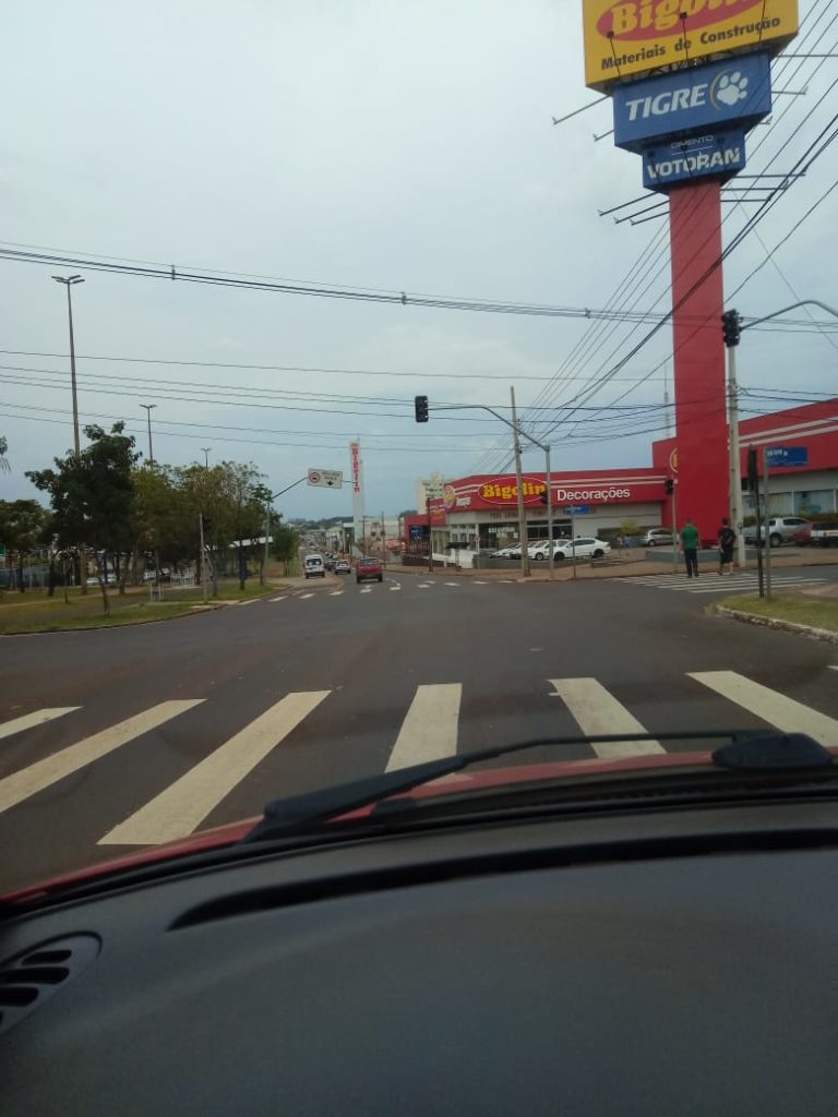 Moradores reclamam de semáforo da Avenida Tancredo Neves