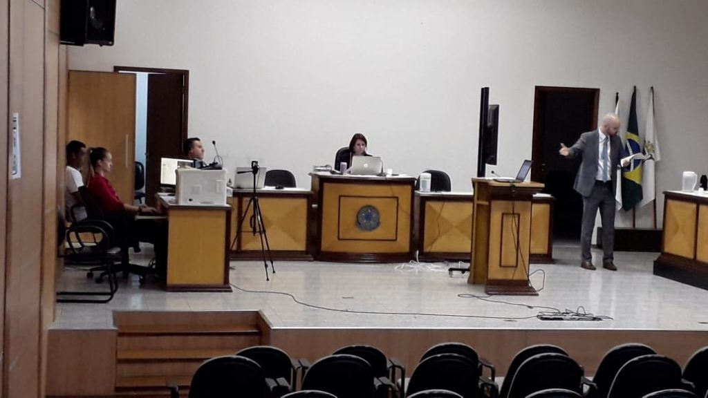 Homem é julgado por envolvimento em homicídio