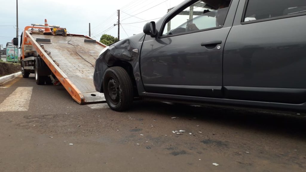 Dois carros batem na região do Universitário