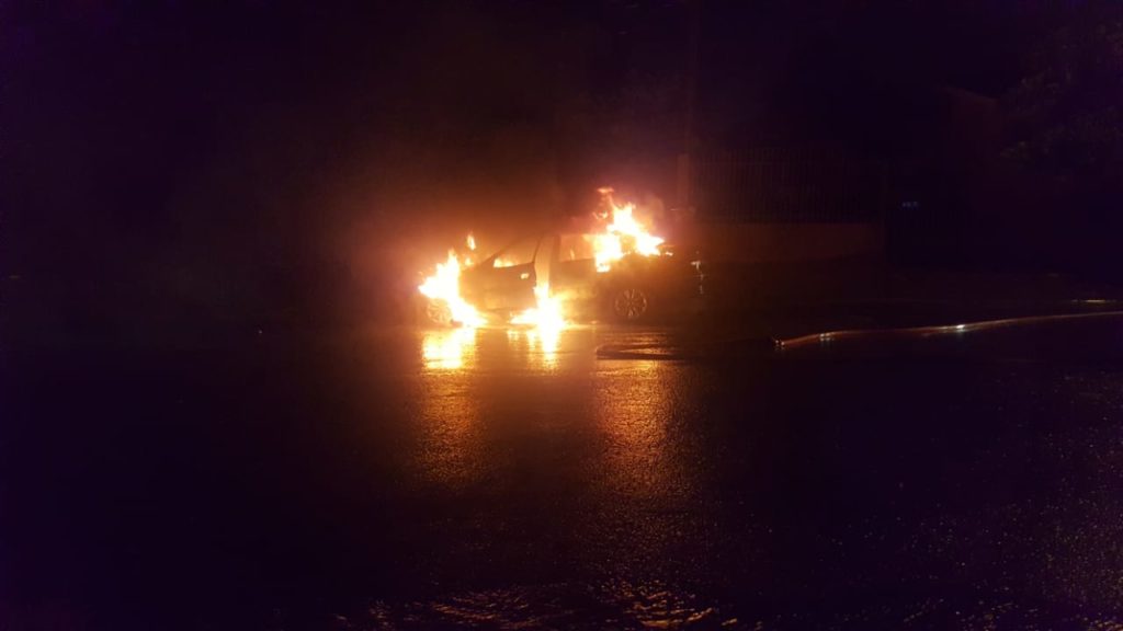 Carro pega fogo no Bairro São Cristóvão