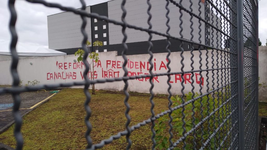 Agência do INSS é incendiada e muro pichado com “Canalhas” contra a reforma