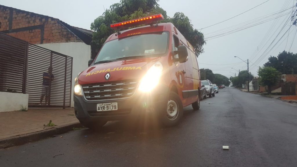 Homem fratura o antebraço ao sofrer queda de dois metros e meio no Guarujá