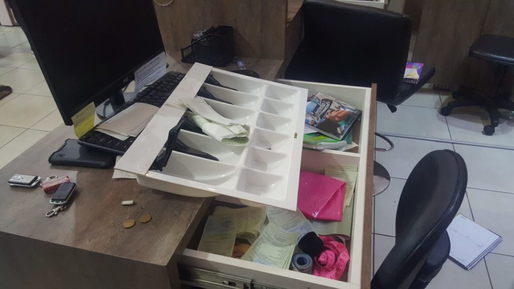 Loja de roupas é invadida por criminosos e prejuízo supera os R$ 10 mil