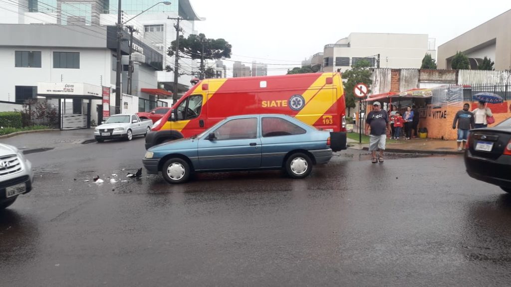 Mulher fica ferida ao colidir com carro na Rua Souza Naves