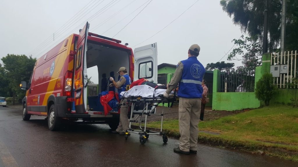 Idosa é socorrida ao sofrer queda no Bairro Interlagos