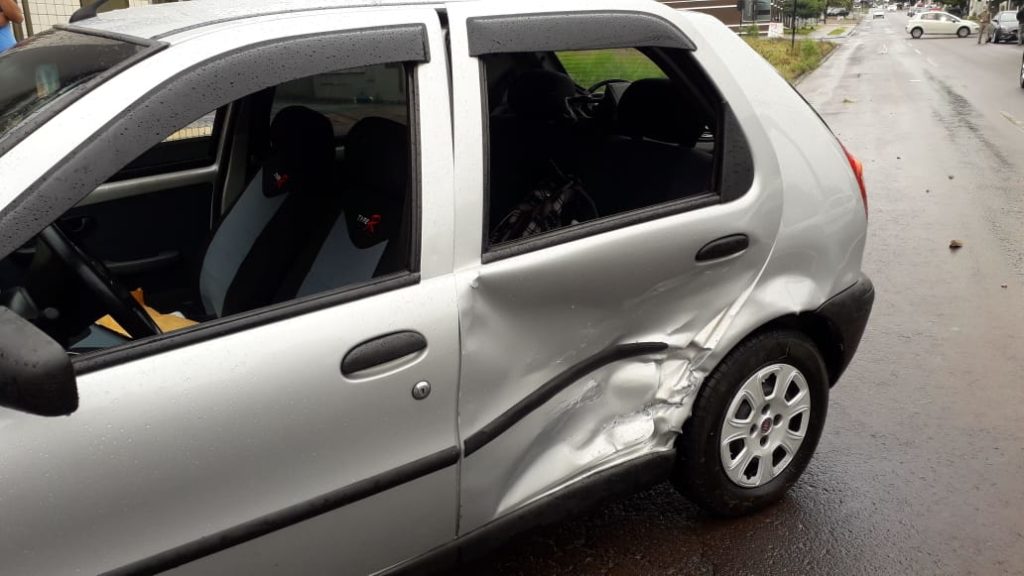 Carros batem na Rua das Palmeiras e mulher se fere